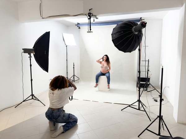 Une séance dans le studio photo de Kreators. Photographie réelle issue du site officiel.